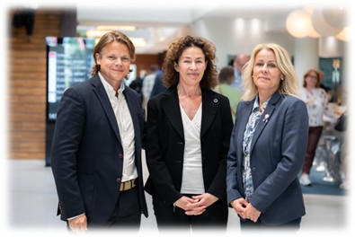 En gruppe mennesker som poserer for et bilde