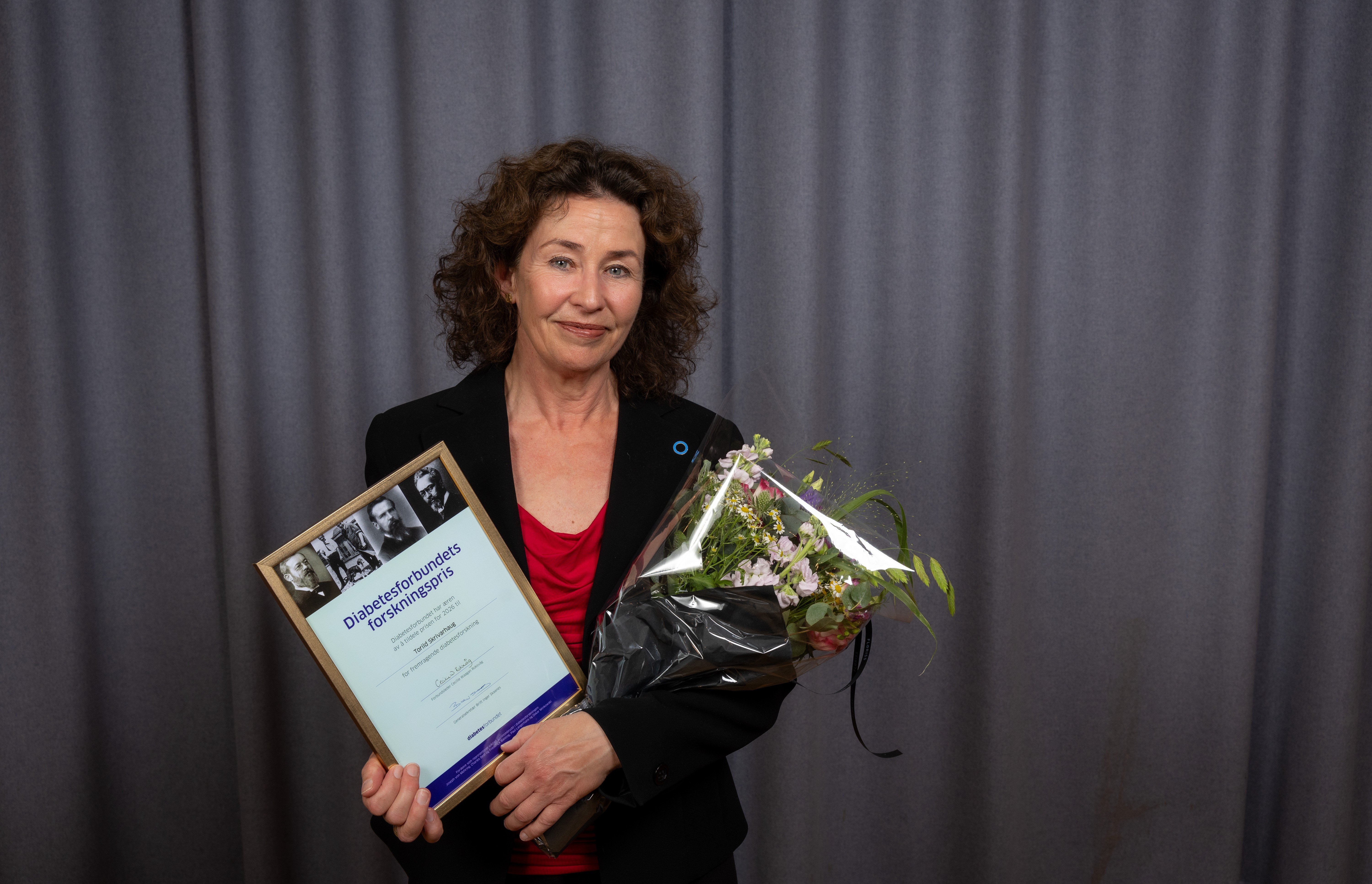 En mann som holder en bukett blomster