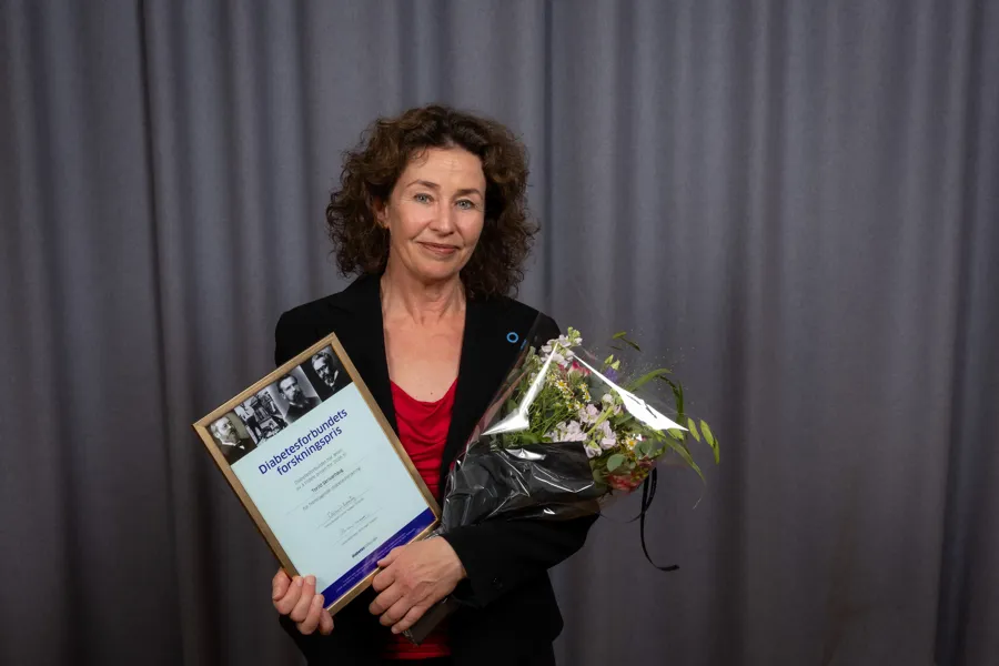 En mann som holder en bukett blomster