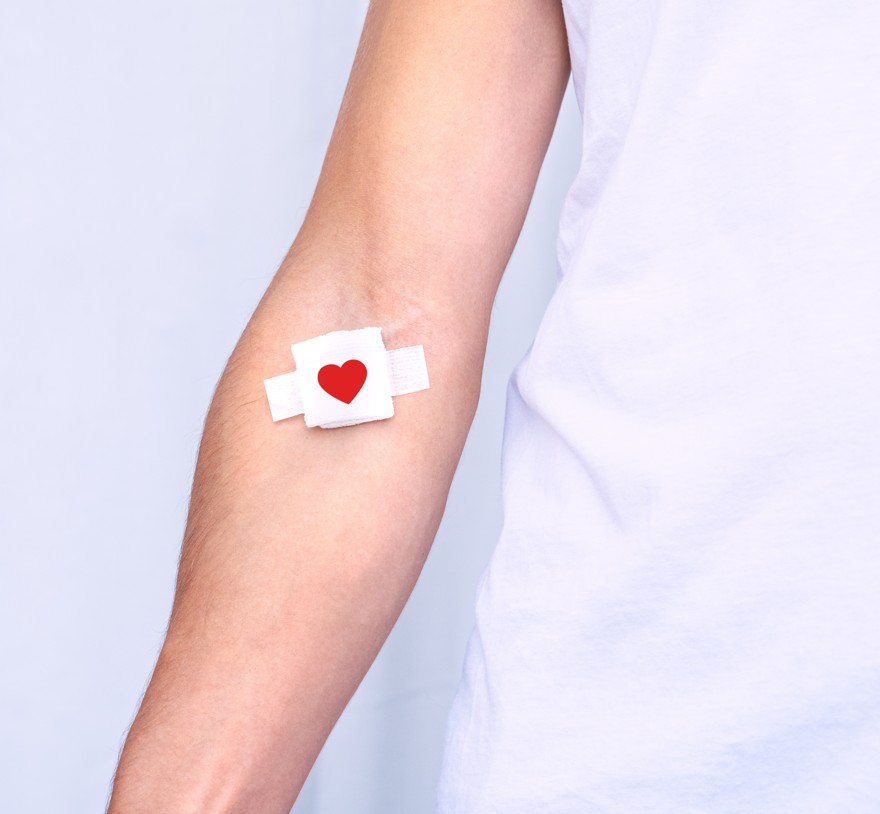 En persons arm med et hjerte på