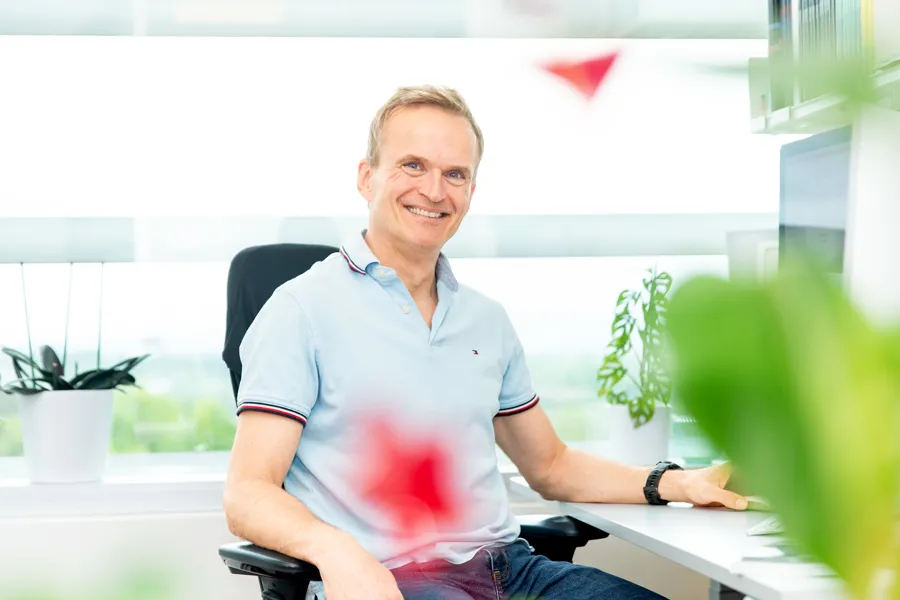 En mann som sitter ved et skrivebord