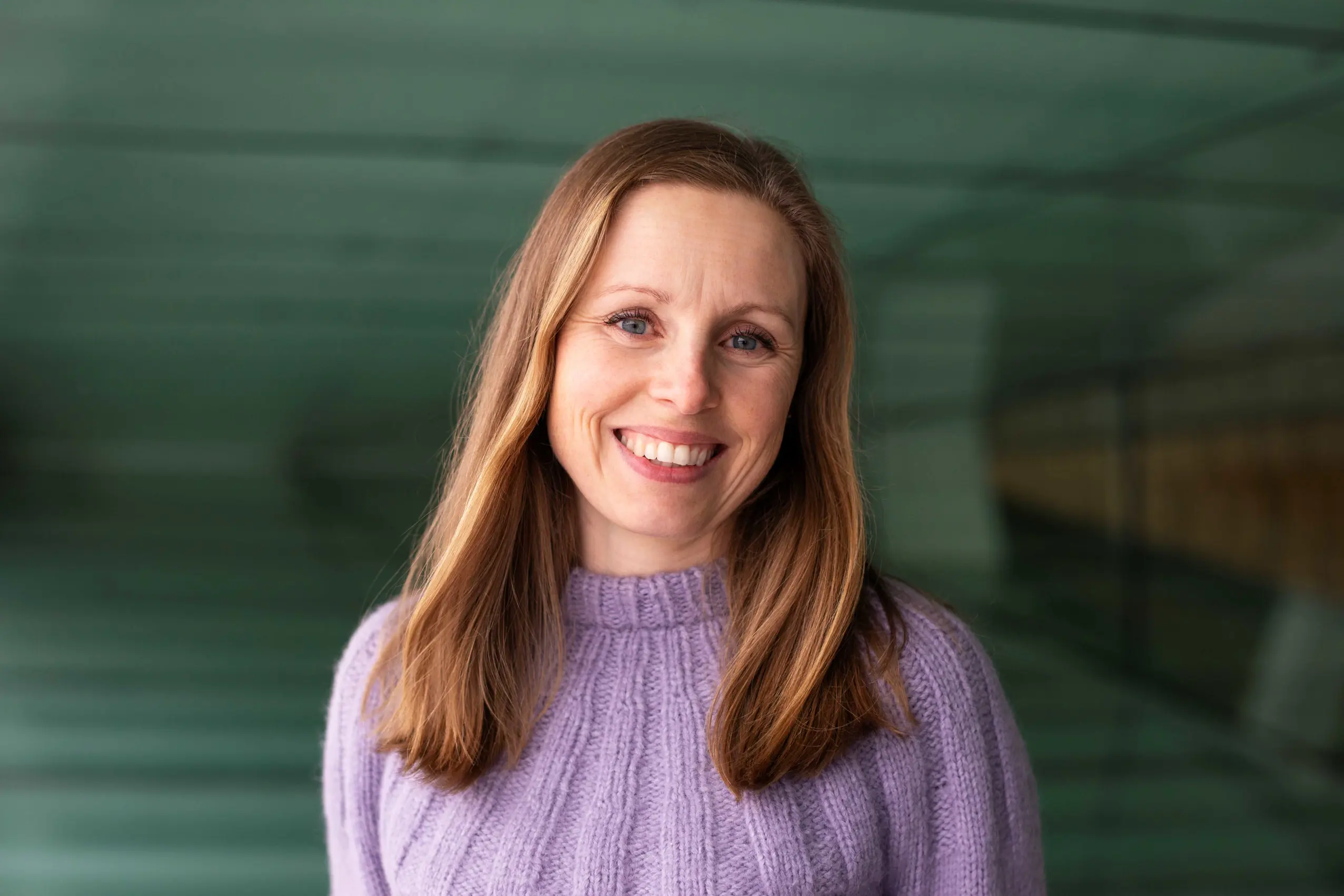 En person som smiler til kameraet