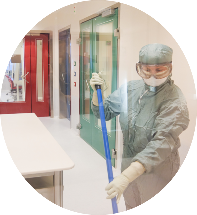 En person i en laboratoriefrakk som holder et blått rør