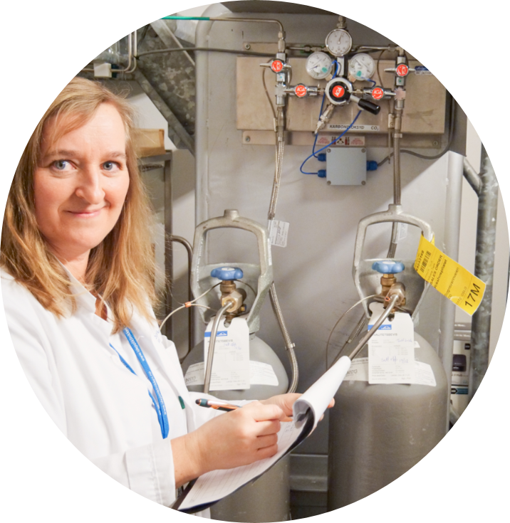 En kvinne i labfrakk