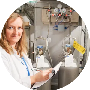 En kvinne i labfrakk