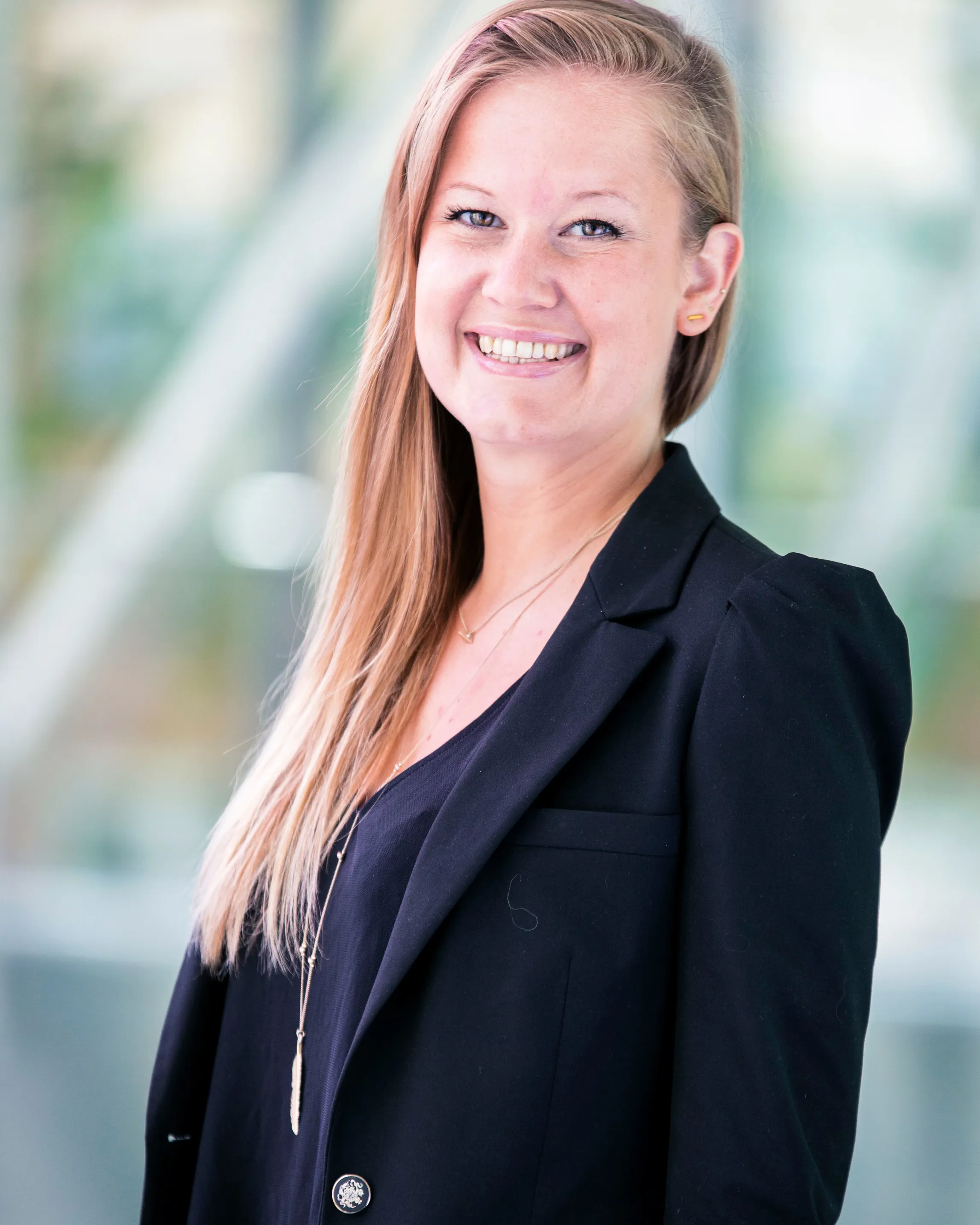 En person som smiler til kameraet