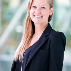 En person som smiler til kameraet