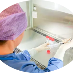 En person i en labfrakk