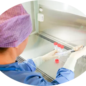 En person i en labfrakk