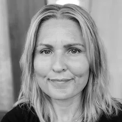En kvinne med langt hår