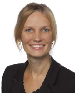 Et nærbilde av en kvinne som smiler