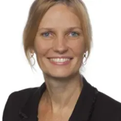 Et nærbilde av en kvinne som smiler