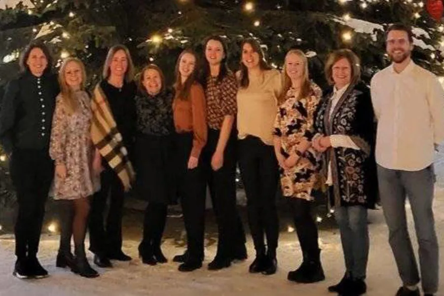 En gruppe mennesker som poserer for et bilde