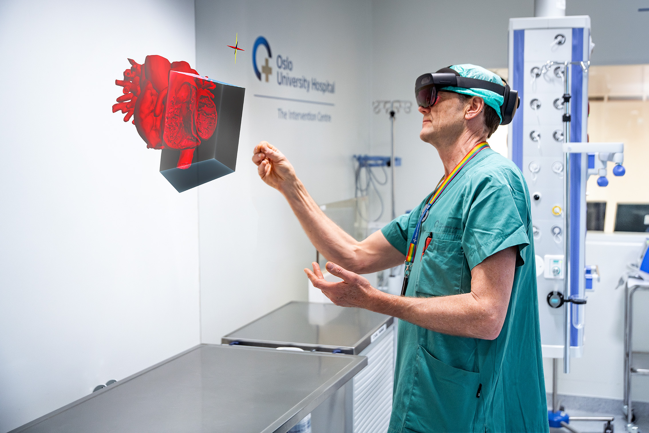 Henrik Brun med 3D-briller som visualiserer et hjerte for operasjon.