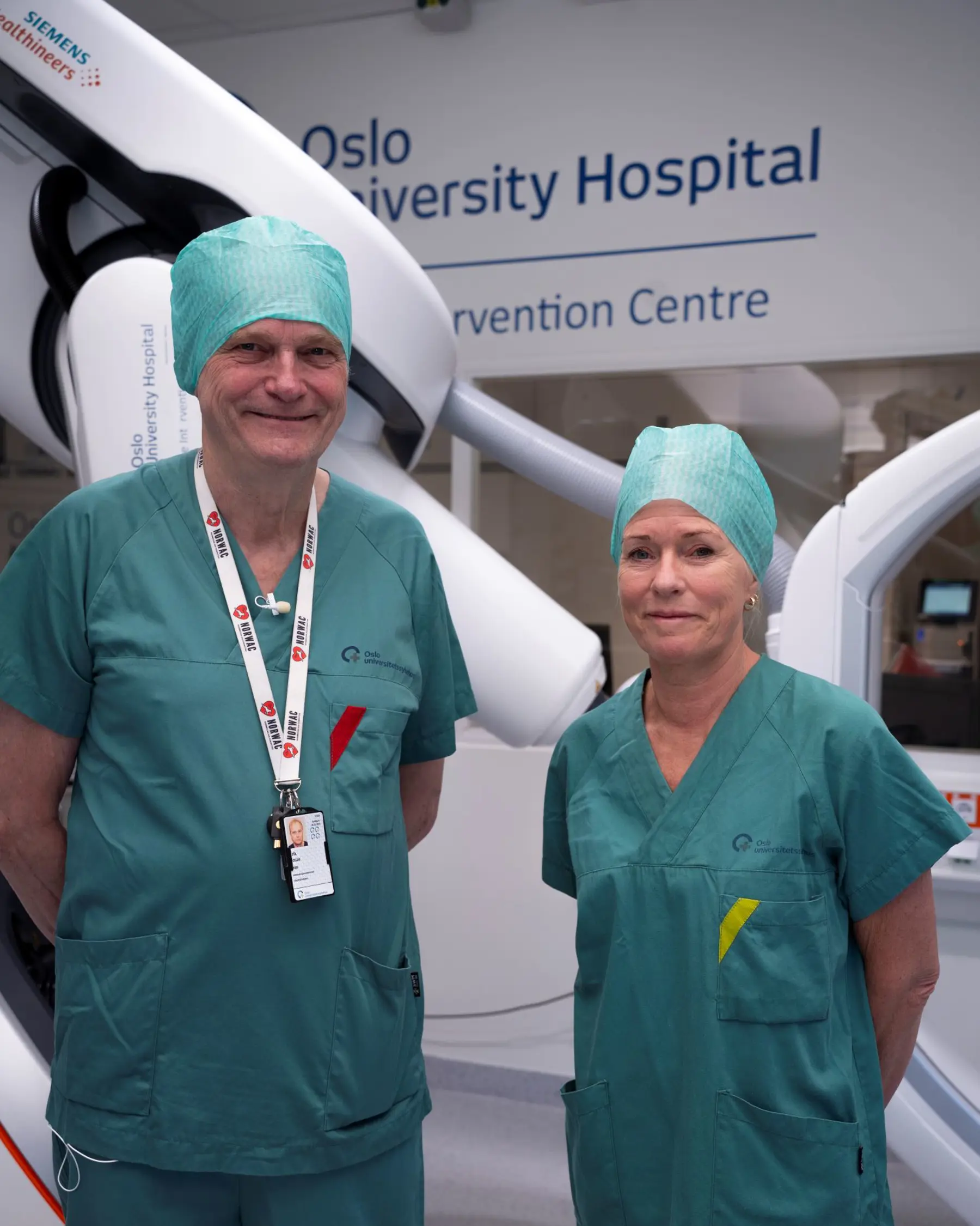 Et par kvinner iført skrubber og hatter som poserer for kameraet