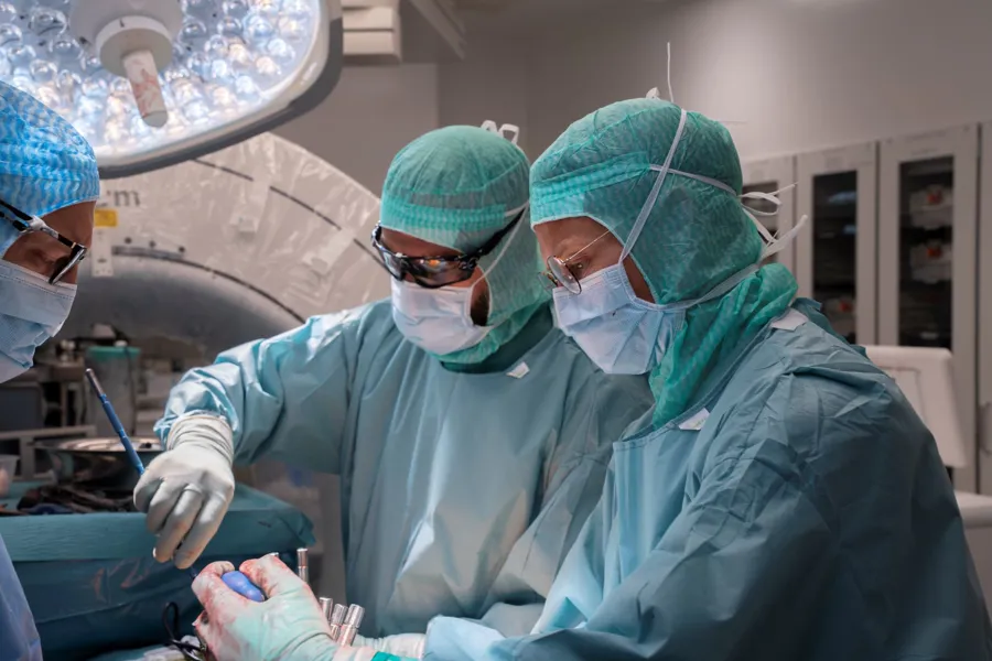 En gruppe kirurger som utfører kirurgi