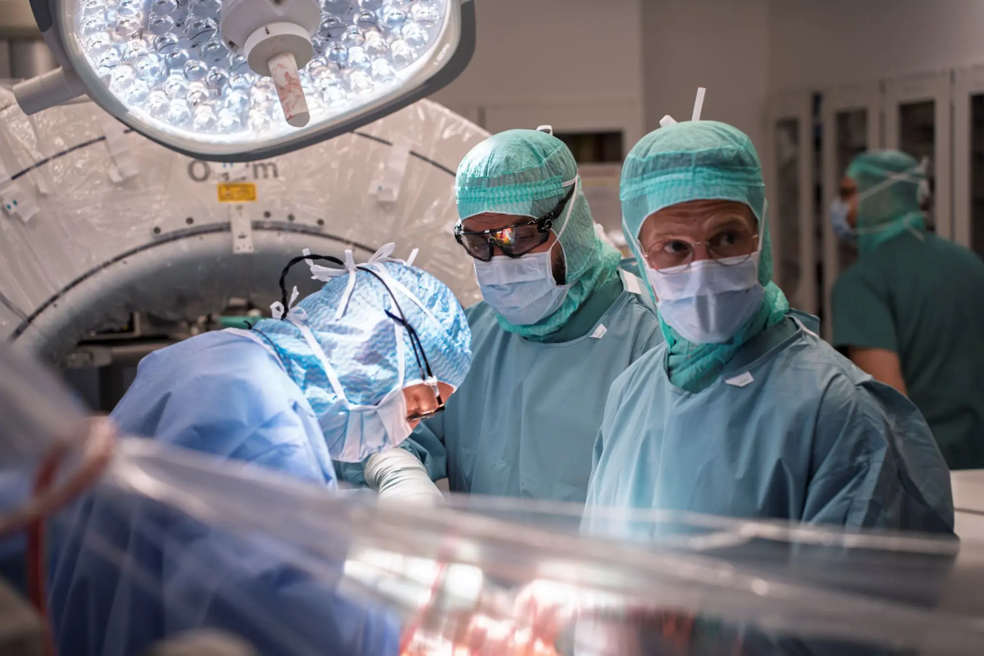 En gruppe kirurger i et rom