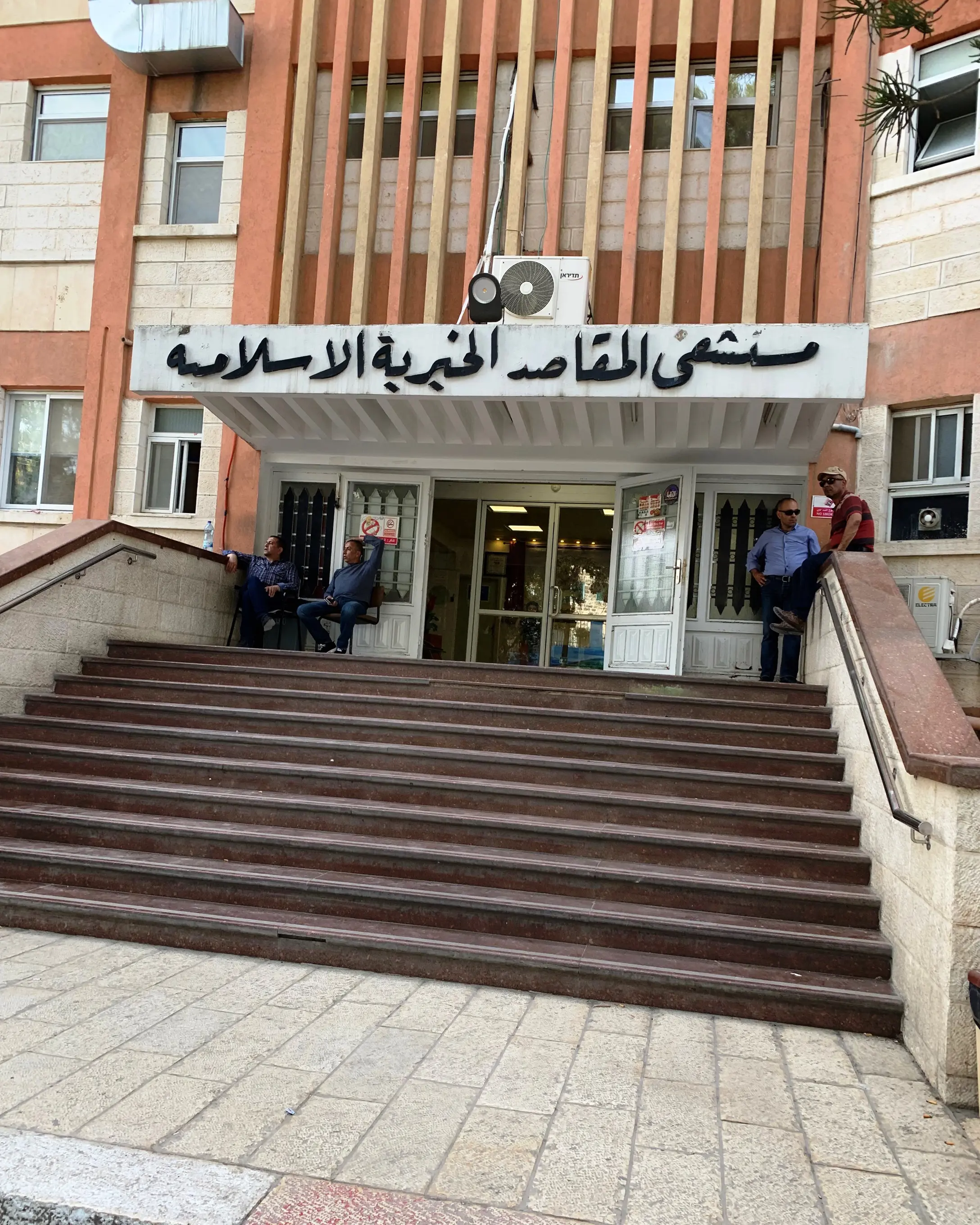 En bygning med trapper og mennesker utenfor