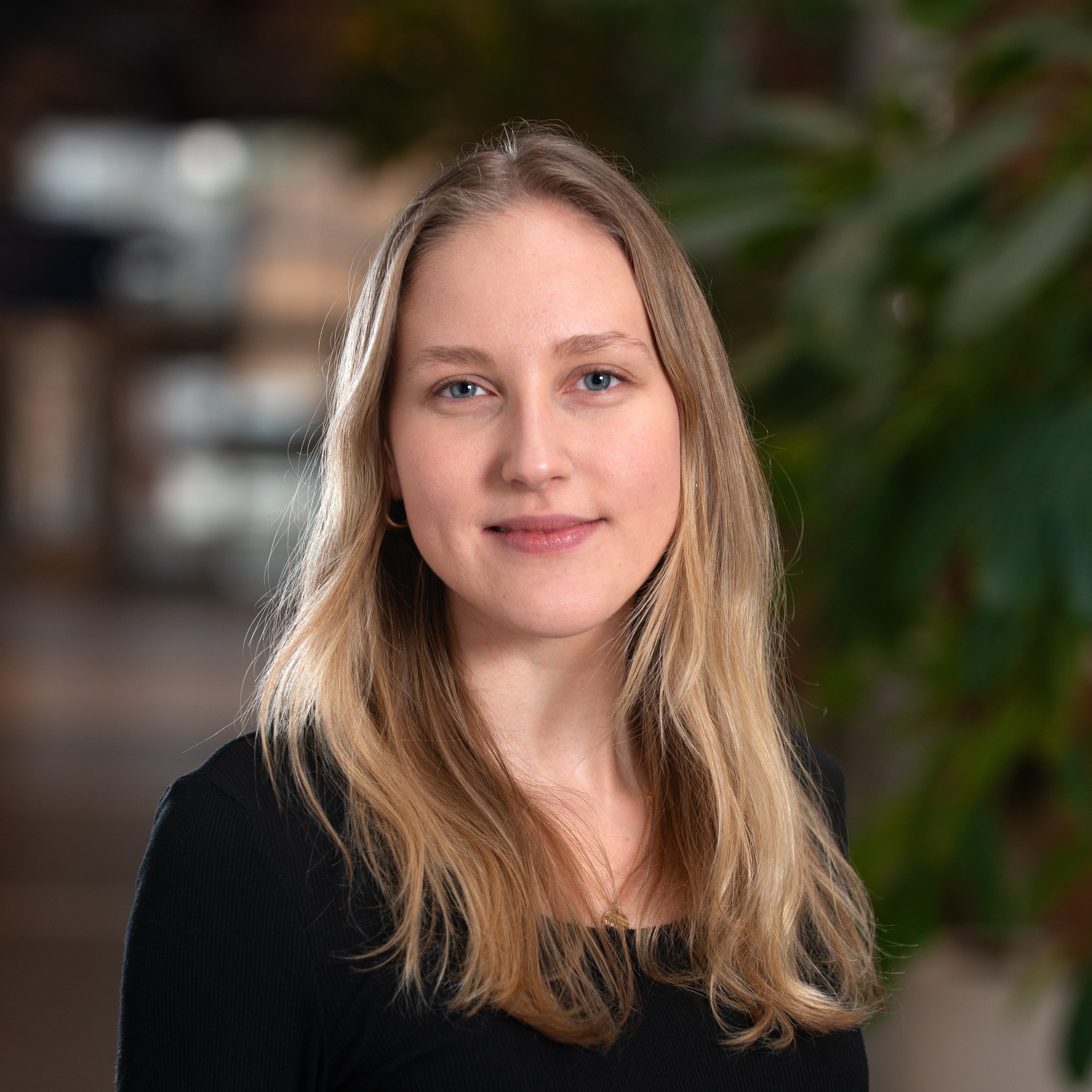 Portrettfoto av kvinne med langt hår