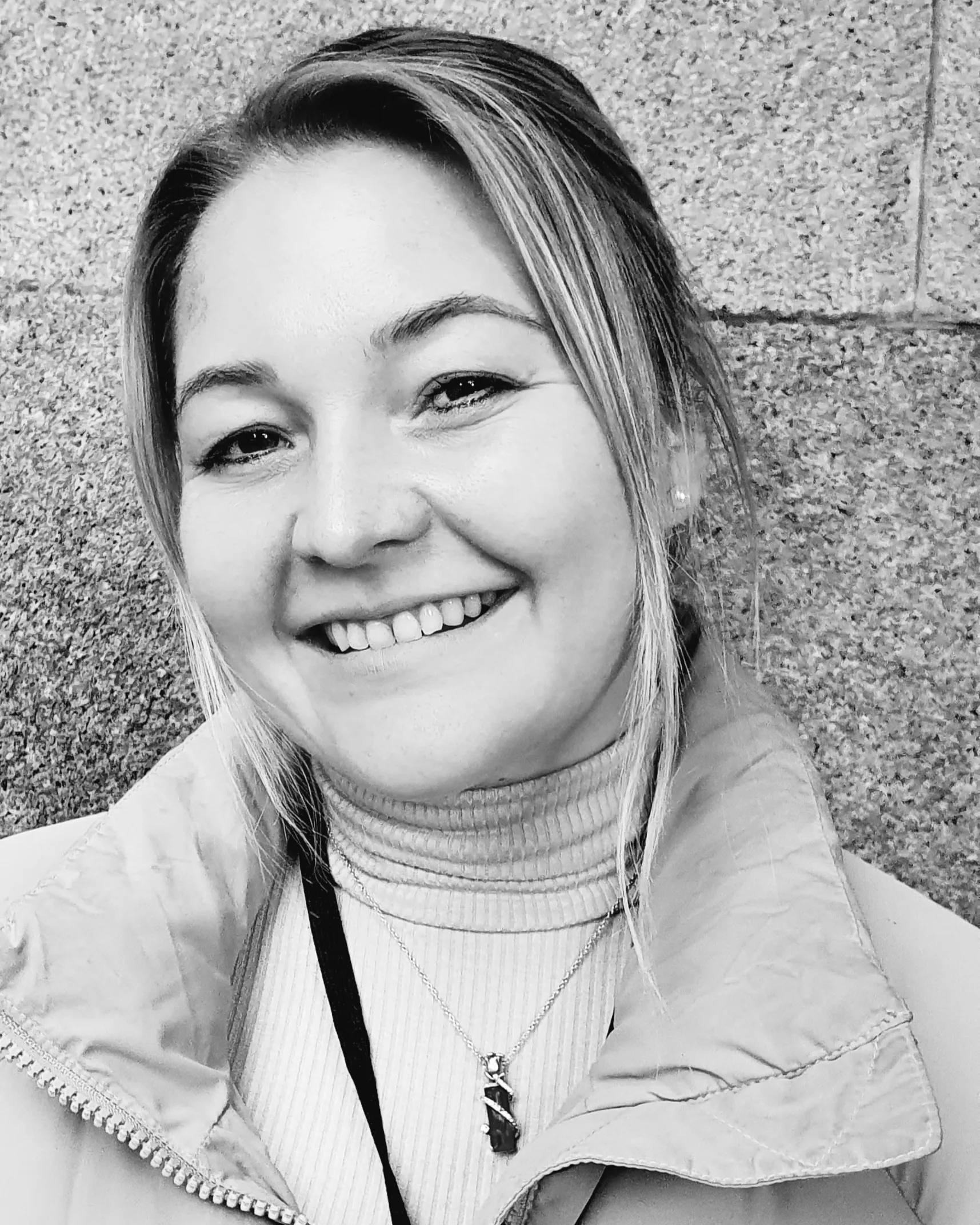 En person som smiler til kameraet