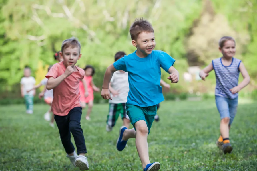 Gutter som løper sammen utendørs