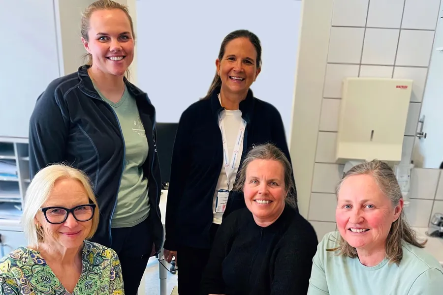 Bak fra venstre: Nyfødt intensivsykepleier Tekla Tryggvadottir og seksjonsleder Kristin Hallerud Lindell. Foran fra venstre hjelpepleier Siri Aaveren, pediatrisk sykepleier Camilla Kristiansen og spesialhjelpepleier Jorunn Stokke.
