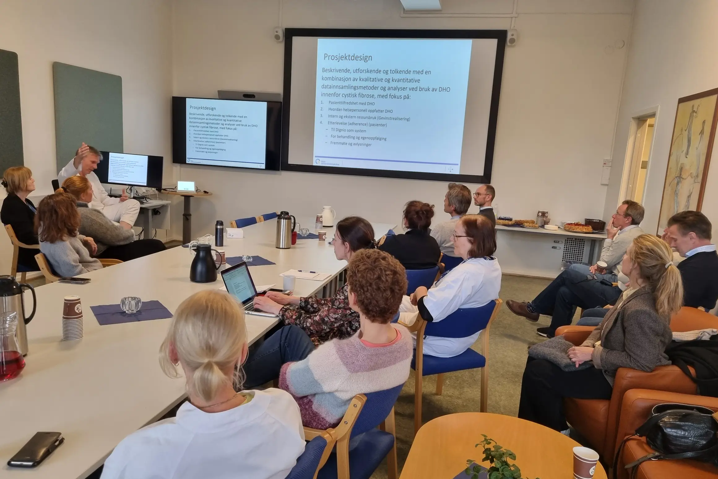 Bilde av seksjonsleder ved NSCF Egil Bakkheim og gruppe mennesker