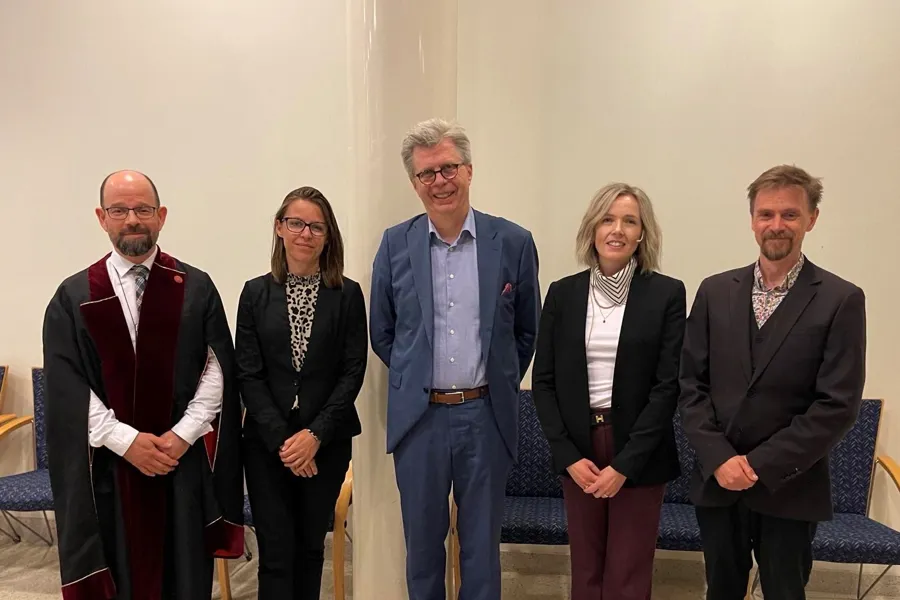 En gruppe mennesker som poserer for et bilde. Fra venstre: Disputasleder Peter Fedorcsak, komitéleder Andrea Solnes Miltenburg, førsteopponent Bo Jacobsson, Hege Skytte og andreopponent Ragnar Kvie Sande.