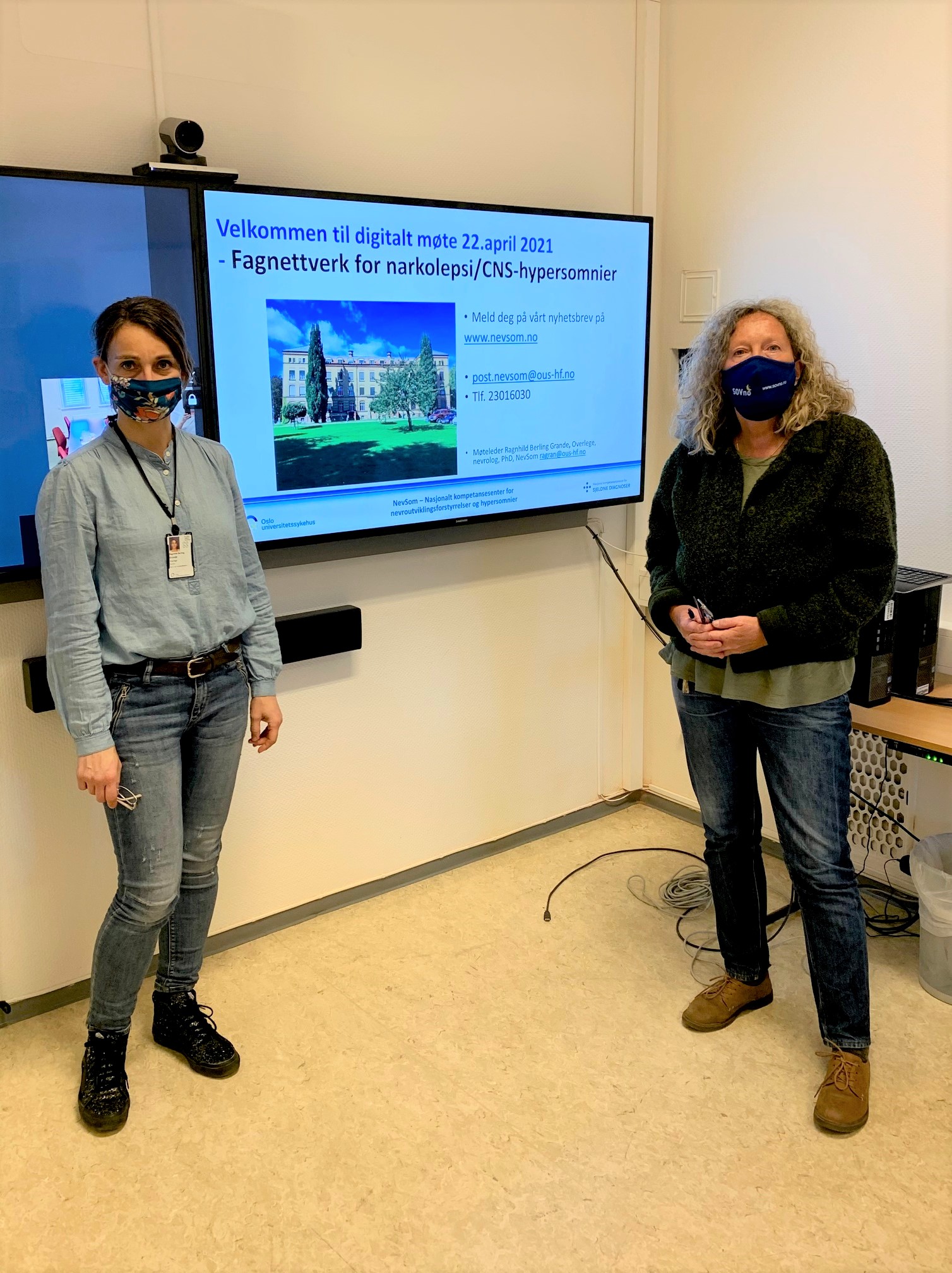 Ragnhild og Berit med korona-ansiktsmasker