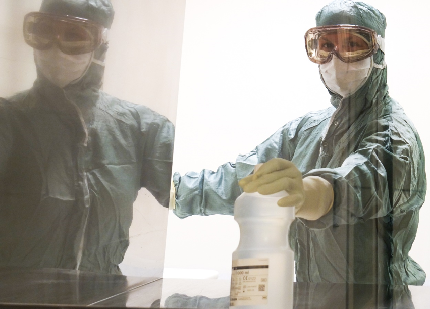 Noen få personer iført verneutstyr