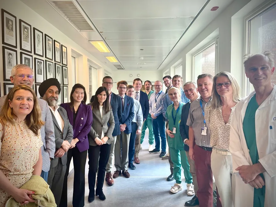 En gruppe mennesker som poserer for et bilde