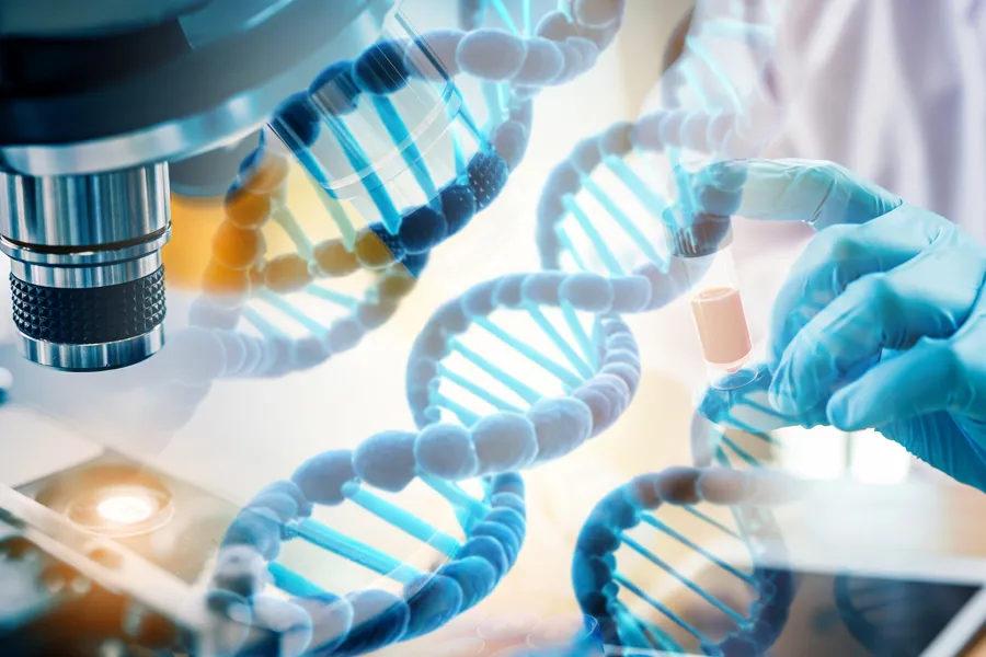 Hender som holder en blodprøve, mikroskop og en DNA-spiral