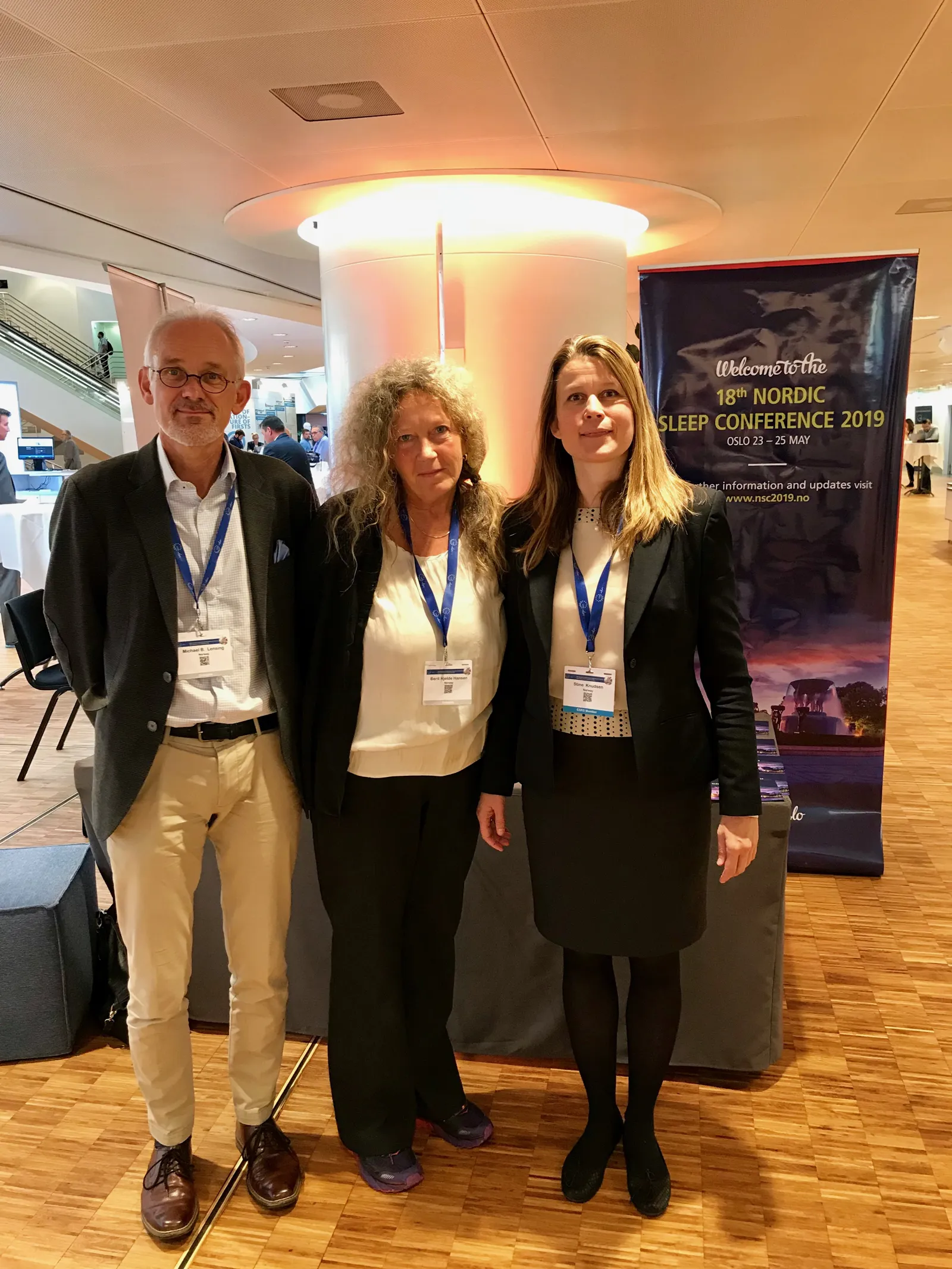 En gruppe mennesker som poserer for et bilde