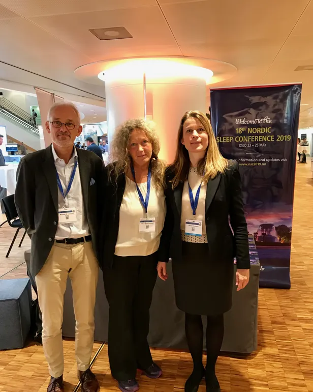 En gruppe mennesker som poserer for et bilde