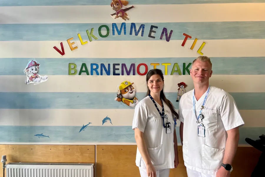 En mann og en kvinne som poserer for et bilde med en leke
