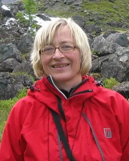 En person som bruker briller