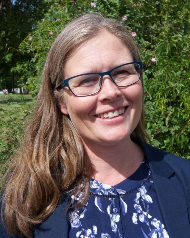 En person som smiler til kameraet
