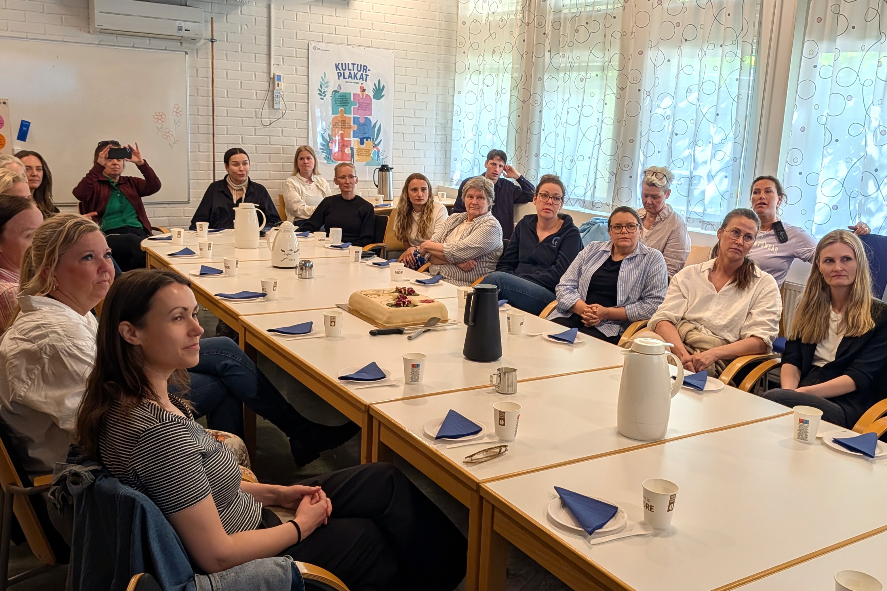 En gruppe mennesker som sitter ved et bord