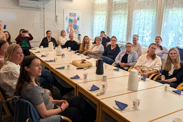 En gruppe mennesker som sitter ved et bord