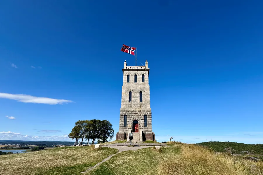 Et steintårn med et flagg på toppen