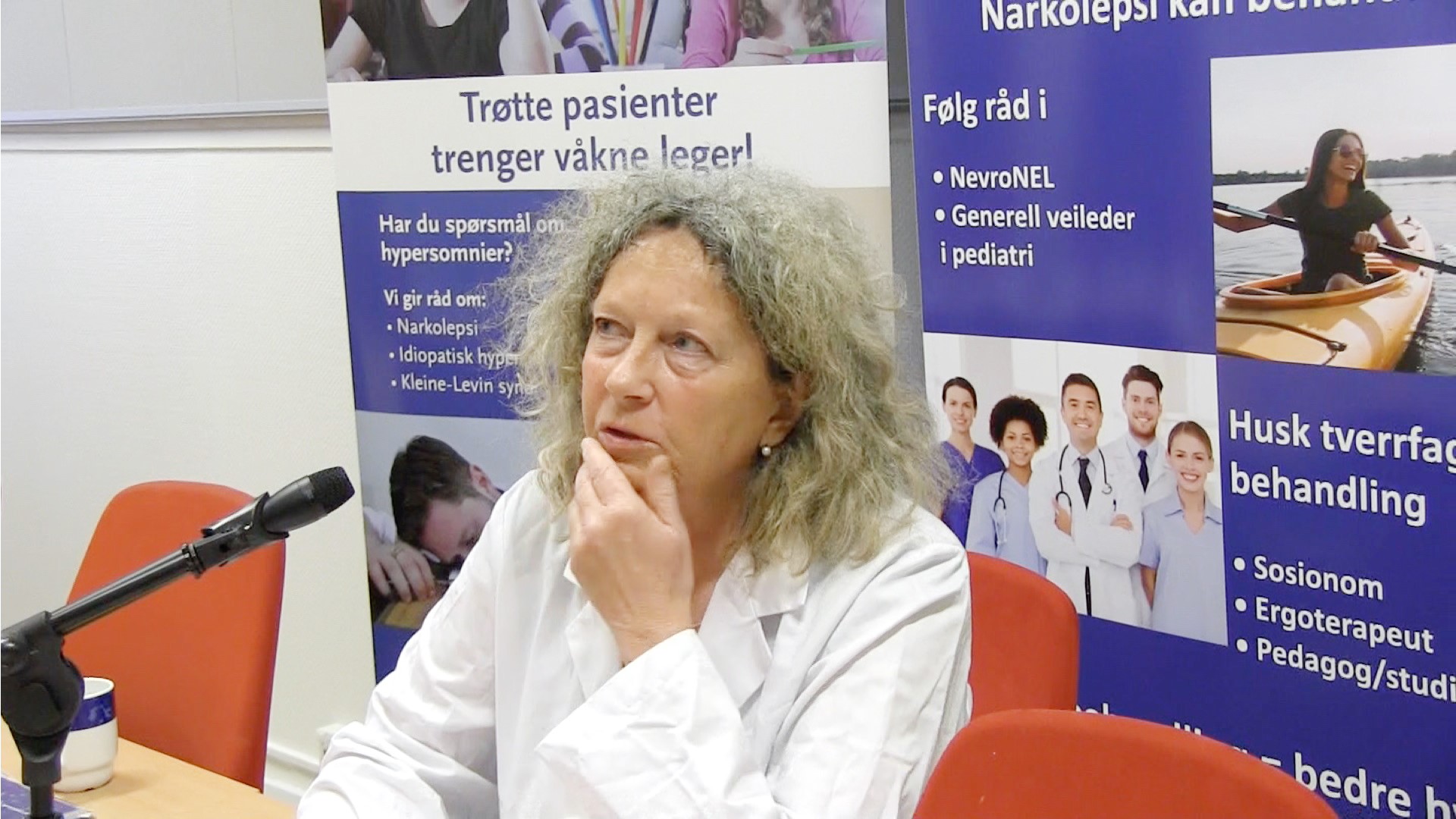 Berit som sitter ved et skrivebord