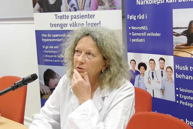 Berit som sitter ved et skrivebord