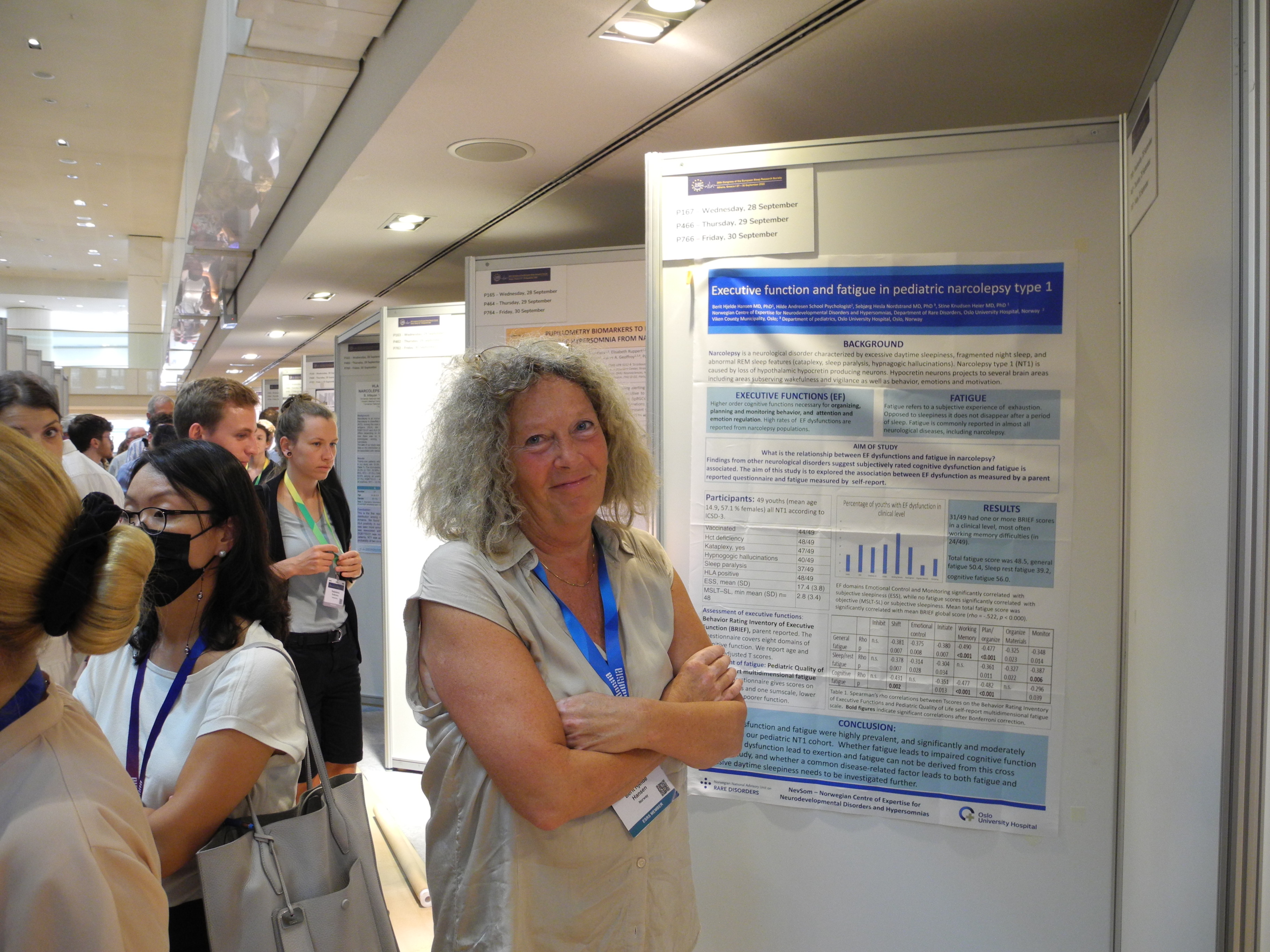 Berit med sin poster på konferanse