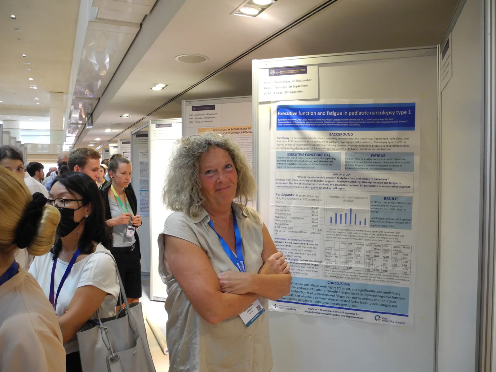 Berit med sin poster på konferanse