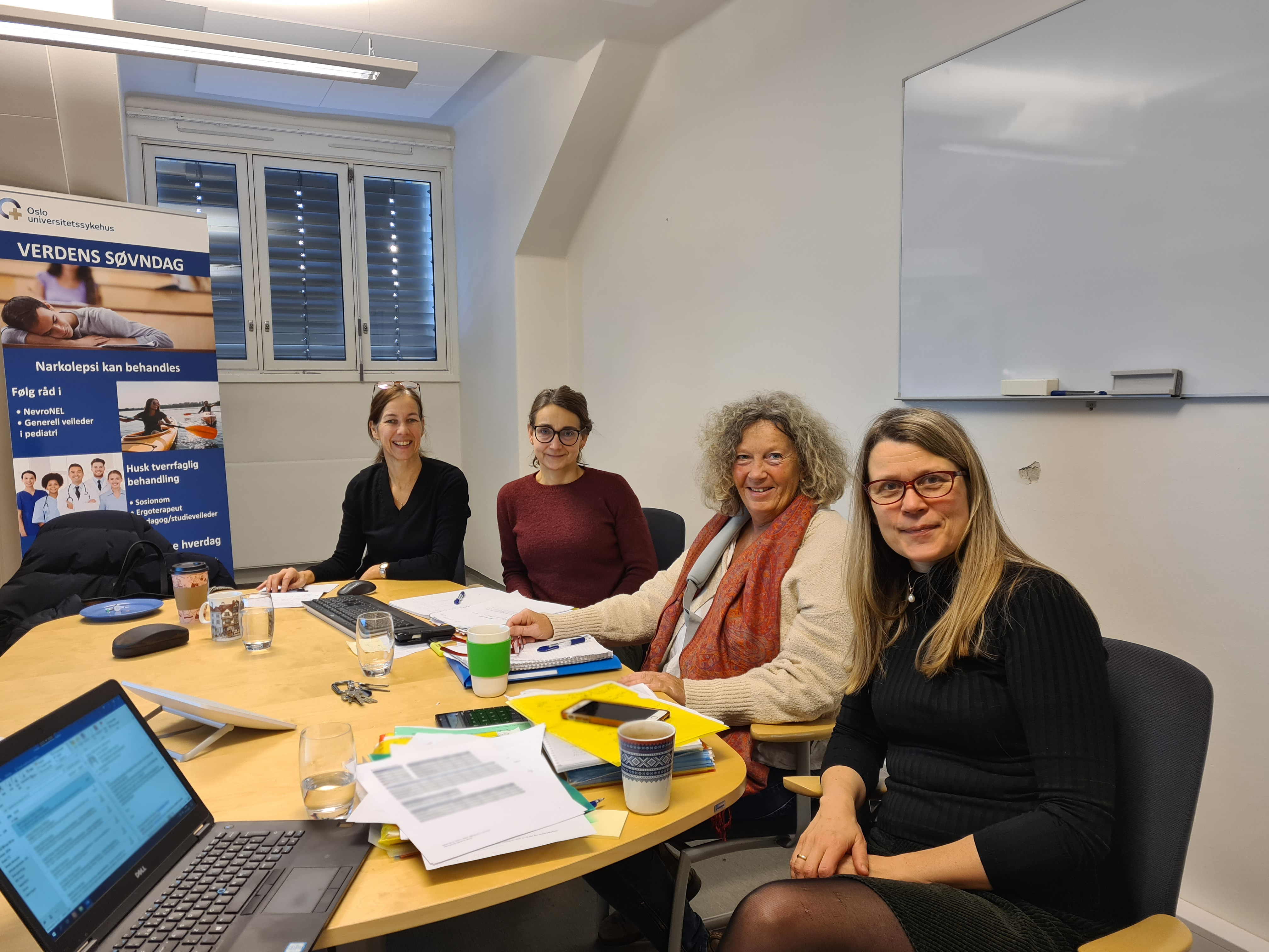 NevSom-ansatte og hospitant ved møtebord