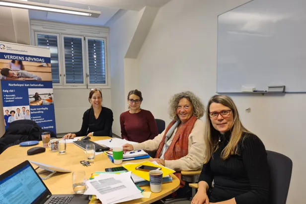 NevSom-ansatte og hospitant ved møtebord