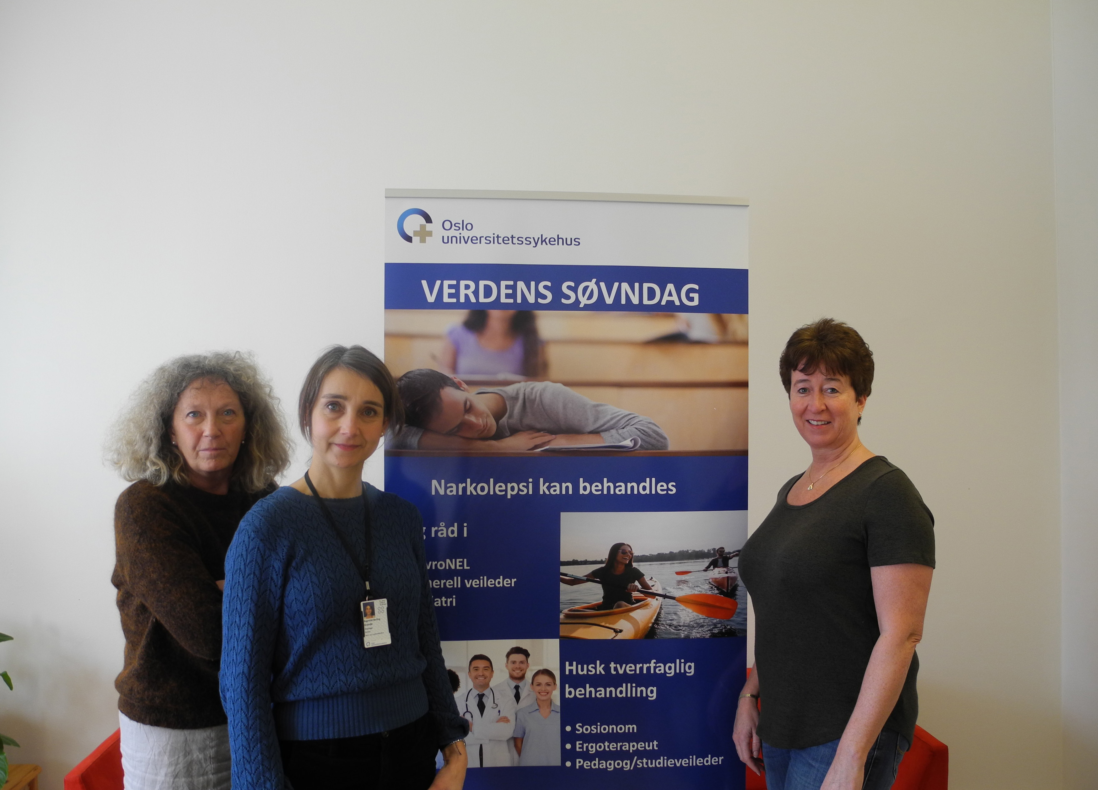 Hypersomniteamet står ved siden av en plakat