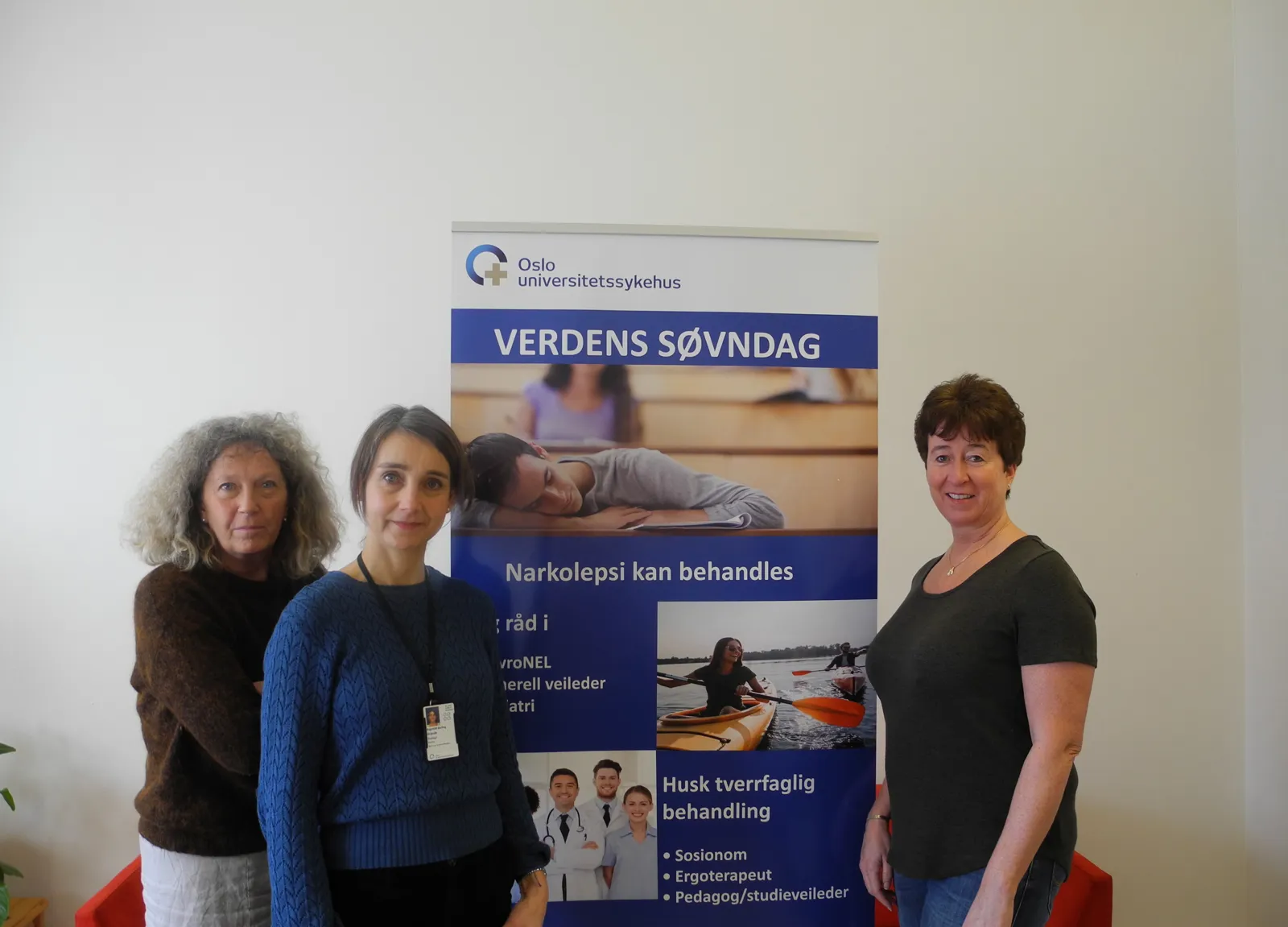 Hypersomniteamet står ved siden av en plakat