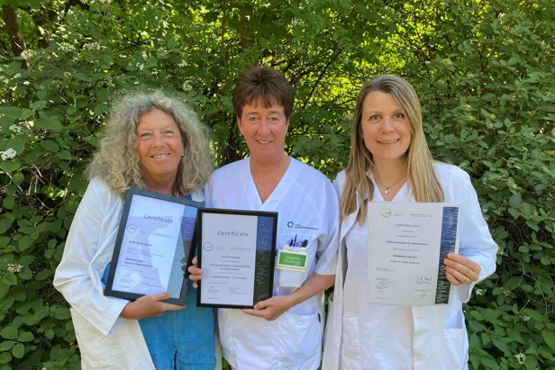 Berit, Janita og Stine med diplomer