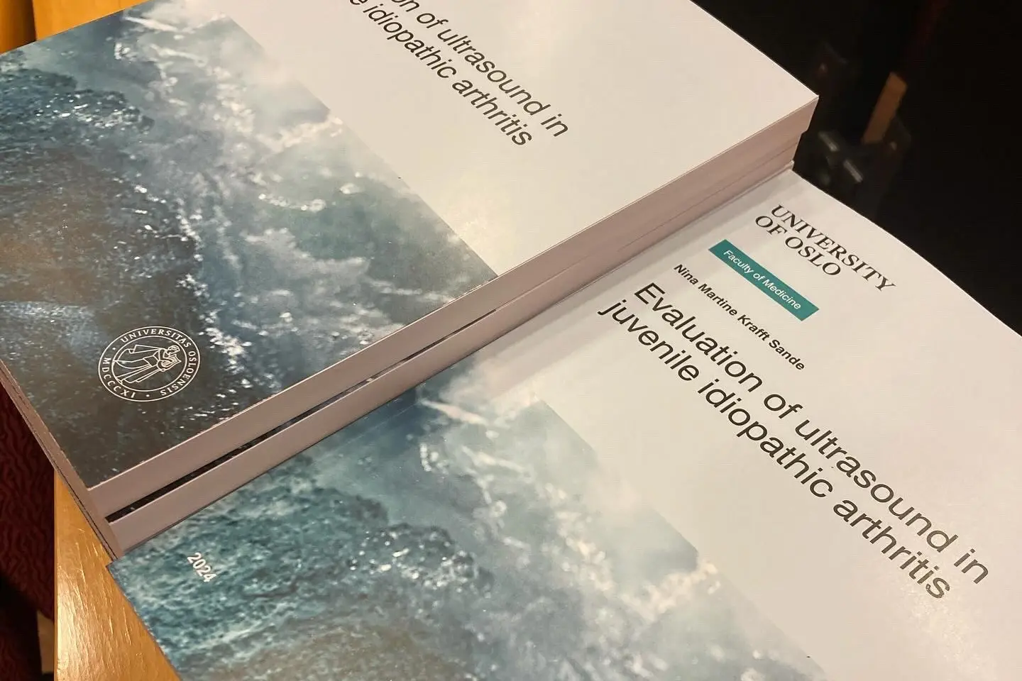 En bok åpen med tekst på